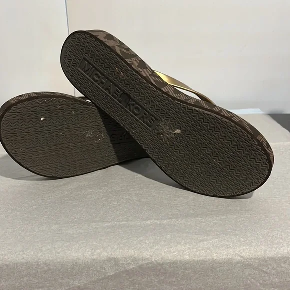 Michael Kors flip flops size 10 in excellent condition - Picture 8 of 10